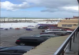 بالفيديو والصور.. أمواج البحر تقتحم نادي المهندسين بالإسكندرية وتغرقه