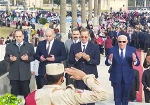 محافظ بورسعيد يضع إكليلًا من الزهور على النصب التذكاري للجندي المجهول