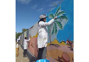 طالبات الثانوية الفنية يُجملن أسوار مدارس الخارجة بالجداريات في الوادي الجديد