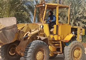 يا بخته أبو البنات.. "فتاة المنيا" تقود اللودر وتساعد والدها - فيديو