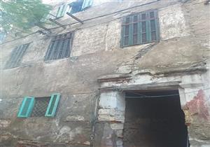 تقطنه 4 أسر.. انهيار سلم عقار قديم غربي الإسكندرية (صور)