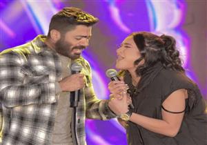 صور| تامر حسني يُقدم موهبة غنائية لأول مرة بحفل جامعة المستقبل