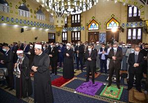 صور.. وزير الأوقاف ومحافظ الغربية يؤديان صلاة الجمعة في "عزبة الشمرلي"