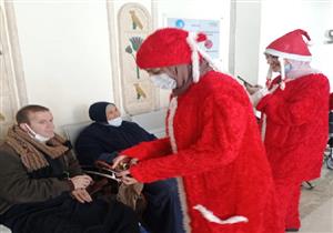 بزي بابا نويل.. وفد اتحاد طلاب جامعة الأقصر يحتفلون بالعام الجديد مع مرضى السرطان - صور