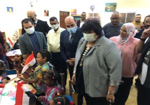  صور.. وزيرة الثقافة ومحافظ أسوان يفتتحان مكتبة حي السلام لمتضرري السيول