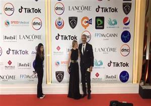 هاني عادل وزوجته على السجادة الحمراء بحفل ختام مهرجان القاهرة (صور)