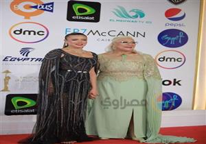 بإطلالة ملكية.. ناهد السباعي ووالدتها تتألقان في ختام القاهرة السينمائي