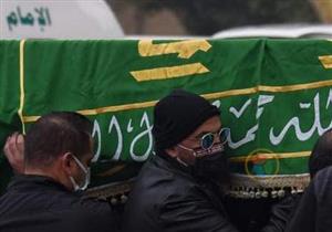 مجدي الهواري يحمل نعش شقيقه إلى مثواه الأخير (صور)