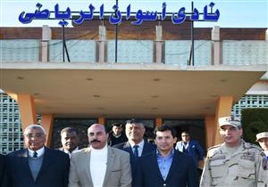 وزير الشباب يدعم نادي أسوان الرياضي بنصف مليون جنيه