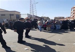 بالصور.. إزالة إشغالات بائعي الملابس بمحيط محطة قطارات بورسعيد