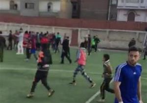 بالفيديو.. إنهاء مباراة في الدرجة الثالثة بعد "حرب شوارع" واقتحام جماهيري