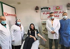 صور.. نائب محافظ البحيرة تتبرع بالبلازما بعد تعافيها من كورونا