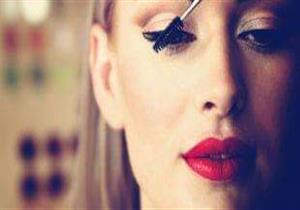 باحثون يحذرون من مواد موجودة في مستحضرات التجميل.. تهدد باضطرابات الغدد الصماء