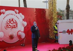  لبلبة تغني وهدية خاصة من هاني رمزي.. 55 صورة من حفل "دكان الفرحة" بحي الأسمرات