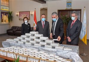 لمواجهة كورونا.. "صيادلة الإسكندرية" تتبرع بـ900 حقيبة طبية – صور