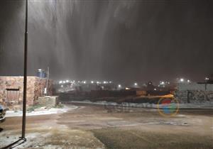 سانت كاترين تتزين بالأبيض وزائروها يحتفلون تحت الثلج (صور)