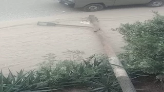 نتيجة الطقس السيئ.. إغلاق طرق وسقوط أعمدة إنارة ولا خسائر في الأرواح 