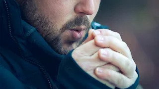 برودة الأطراف في الشتاء تكشف خطرًا صحيًا.. لا تتجاهلها