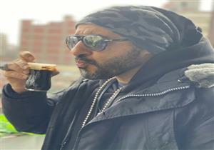 أحمد حلمي يتناول القهوة في أحدث ظهور له (صور)