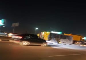 بالصور .. انقلاب سيارة نقل بطريق السويس الصحراوي
