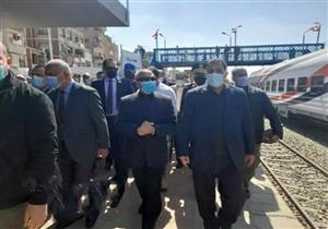 وزير النقل يصل أسيوط ويتفقد برج إشارات مزلقان ديروط