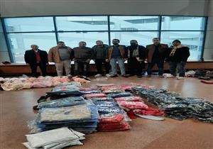 صور.. إحباط محاولة تهريب ألفي قطعة ملابس في ميناء نويبع البحري