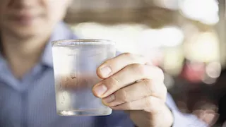 كيف يهدد شرب الماء المثلج قلبك؟.. مخاطر قد لا تتوقعها