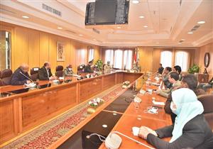 صور.. محافظ أسيوط يستعرض مبادرة تطوير الريف أمام 50 شابًا