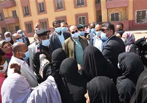 صور.. محافظ أسوان يشكل لجنة لبحث مطالب أهالي "منطقة الصحابي"