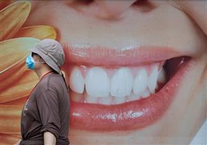 هل يؤثر ارتداء الكمامة لفترة طويلة على صحة الفم؟.. طبيب أسنان يوضح