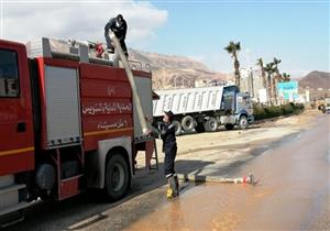 سحب تراكمات مياه الأمطار من طريق السخنة بالسويس