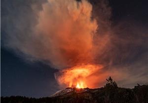 اندلاع بركان جبل إتنا يضيء سماء صقلية ليلا