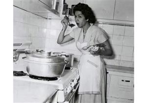 10 صور لنجمات الزمن الجميل في المطبخ بـ"المريلة والكبشة"