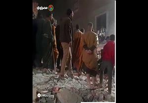 لحظة انقاذ 4 أطفال من تحت أنقاض منزل أسيوط المنهار