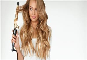 10 أخطاء ترتكبيها في حق شعرك يوميا دون أن تدري.. "علشان كدا بيقع"