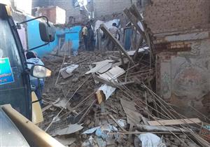 صور.. سكرتير مساعد سوهاج يتفقد موقع انهيار منزل جرجا