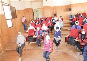 صور.. وكيل تعليم الوادي الجديد يشهد مجموعات التقوية وبرامج تأهيل القيادات