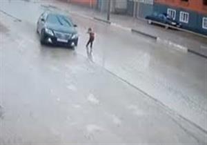 عمره 8  أعوام.. طفل يدهس جاره بسيارة والده في الدقهلية