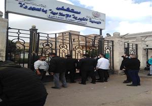 وصول ابنة يوسف شعبان لمستشفى العجوزة لتشييع جثمان والدها