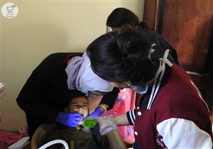 يلف المحافظات.. فريق طلابي يقوم بتوعية وعلاج الأسنان عبر "قوافل طبية" 