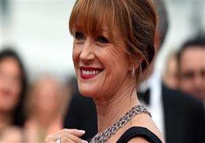 ببدلة أوف وايت.. جين سيمور في حفل الجولدن جلوب 