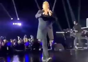 "قلبي وقع" و"مش سايبينه في حاله".. تعليقات الجمهور على سقوط عمرو دياب على المسرح