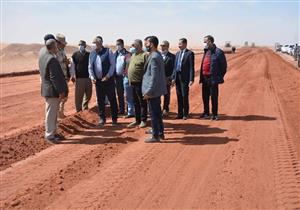 صور.. الوادي الجديد تنفذ مشروع إعادة تأهيل طريق "العوينات"