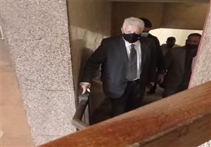 لحظة خروج مرتضى منصور من المحكمة بعد رفض عودته لرئاسة الزمالك (فيديو)