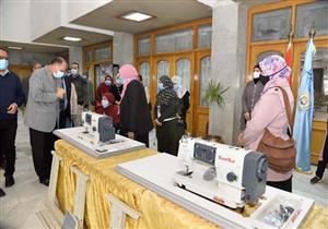 صور.. محافظ أسيوط يسلم ماكينات تطريز لتدريب وتأهيل الفتيات
