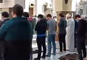 صلاة الجنازة على عادل هاشم بمسجد السيدة نفيسة (فيديو)