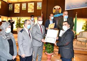 صور.. محافظ الفيوم يُكرم الأطباء والإداريين المتميزين في "حملة الحمى القلاعية"