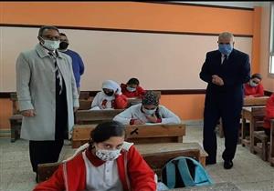 بالصور.. وكيل "تعليم دمياط" يتفقد لجان امتحانات النقل بالمدارس