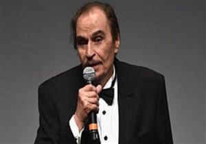 صورة نادرة.. عزت العلايلي يشارك عبدالحليم حافظ الغناء