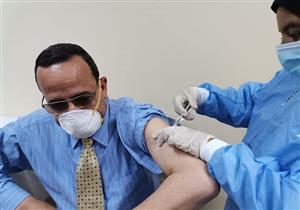 محافظ شمال سيناء يتلقى لقاح كورونا بمستشفى العريش